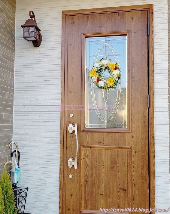 玄関の造花の黄色いリース009