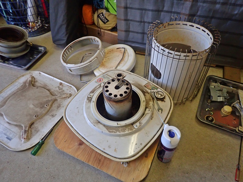 コロナの達磨ストーブをリメイク その1 【まずは分解して掃除、錆び