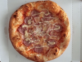 2種のソーセージとベーコンのピザ (2)