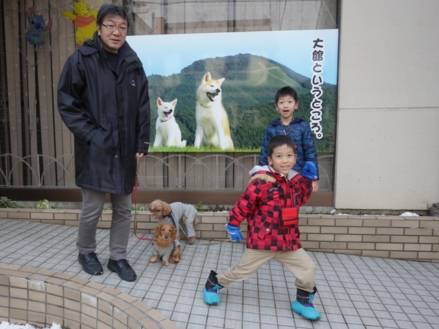 秋田犬のポスターの前で１２－２１