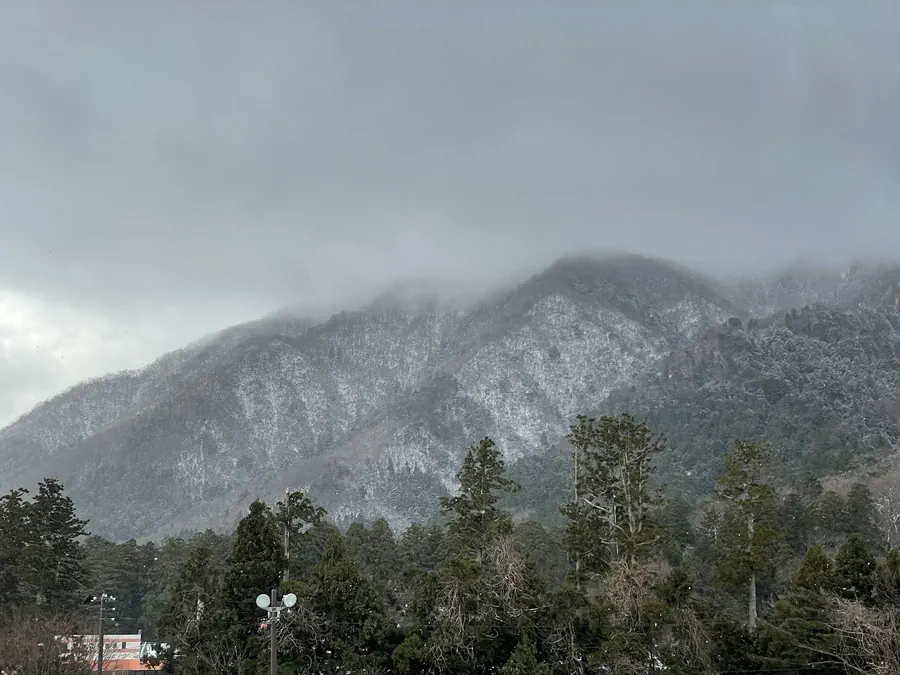 競輪第6駐車場から見る冠雪の弥彦山