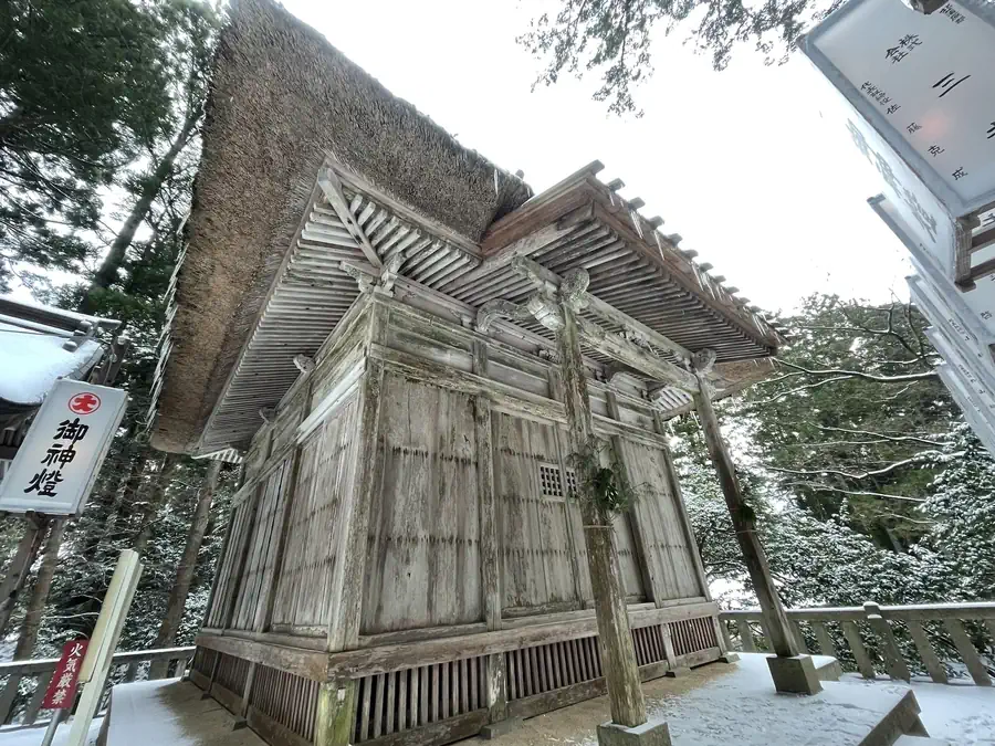 彌彦神社の末社である十柱神社