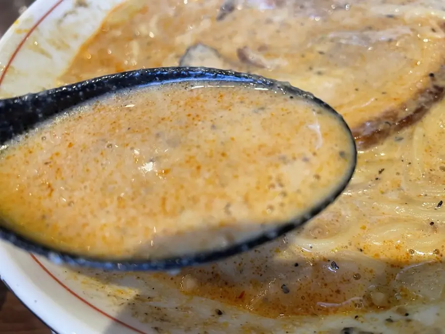 ヨーグルトと混ざりあった濃厚坦々スープ
