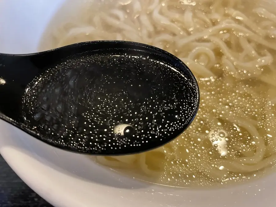 黒いレンゲで掬った麒麟山阿賀の恵のスープ