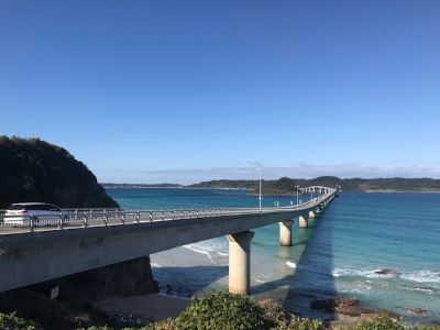 青い海と空に映える角島大橋。