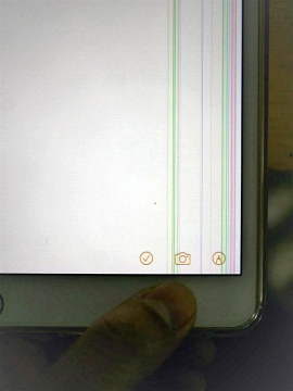 iPadの画面に縦線が入っている画像